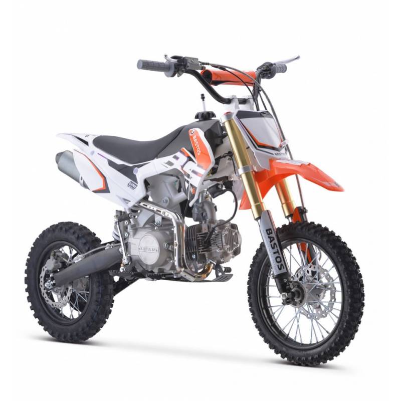 MOTO PIT BIKE 125CC BASTOS BS 125 - ÉDITION 2025 0400100000083 - PIT BIKE BASTOS BS 125 ÉDITION 2025
La pitbike 125cc Bastos BS 125 sadapte à tous les gabarits grâce à sa hauteur de selle de 77 cm. Son poids de 62 kg, son empattement de 115 cm et sa garde au sol de 30 cm permettent une conduite facile daccès. Idéale à partir de 10 ans, ou pour un pilote mesurant au moins 1m30, cette dirt bike peut donc être utilisée par les adolescents comme par les adultes origine BASTOS -DISPO