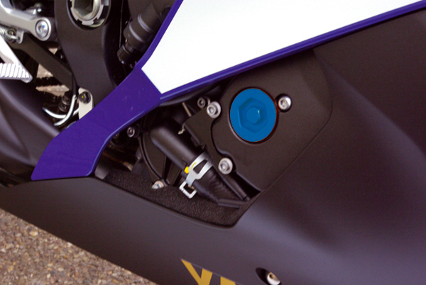 BOUCHON LATERAL YAM FZ1/FZ6/R1/R6/FZ8 BLEU
