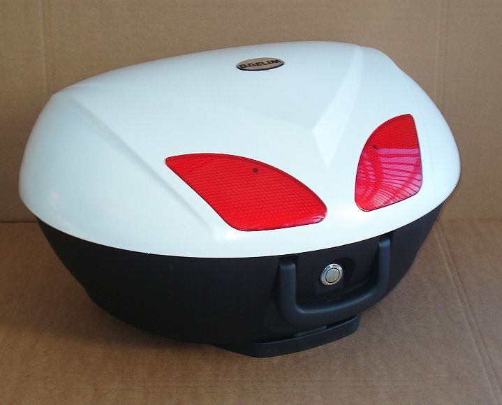 Top Case -BLANC- 48 litres DAELIM
info
Top case d´un volume de 48 litres au couleur du S3. Il intègre une poignée pour facilité son transport.
Il permettra de ranger 2 casques intégraux.
Couleur disponible : Noir (réf: S48N21GB), Blanc (réf: S48W11WP), Titanium (réf: S48G56TY)
Pièces fournies: Plaque de fixation, visserie Adaptable sur : S2 évolution 3 Delfino S3 Touring 2013 Top Case -BLANC- 48 litres DAELIM