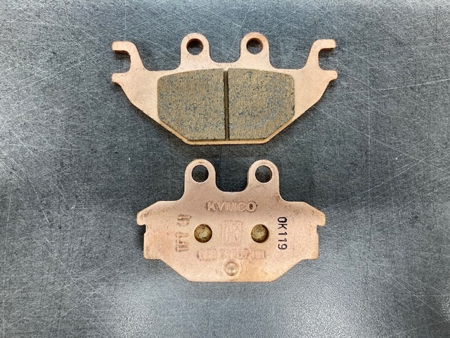 JEU DE PLAQUETTES DE FREIN DE PARKING  KYMCO 43105-LEE8-305-JEU DE PLAQUETTES DE FREIN DE PARKING - KY-60-0272 - origine KYMCO -DISPO