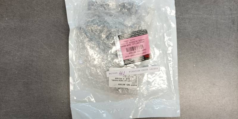 867069 - FIXATION CACHE LATERAL GAUCHE GT  (Royal Enfield) FIXATION CACHE LATERAL GAUCHE GT 535 (E4) origine ROYAL ENFIELD -DISPO