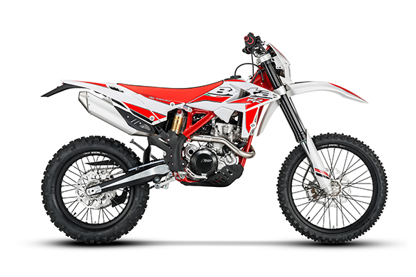 MOTO Beta RR 350cc 4T MY18 BLANCHE Neuve (Hors frais de mise en service et Carte Grise)
info
MOTO Beta RR 350cc 4T MY18 BLANCHE Neuve (Hors frais de mise en service et Carte Grise)
CHASSIS
Cadre Simple berceau dédoublé en acier au molybdène
Empattement 1490 mm
Longueur 2180 mm
Largeur 807 mm
Hauteur max. 1270 mm
Hauteur de selle 940 mm
Garde au sol 320 mm
Hauteur repose-pieds 413 mm
Poids à sec 109,0 kg (AV 52,5 kg ; AR 56,5 kg)
Capacité du réservoir dessence 8,0 l
Réserve 2,0 l.
Capacité du circuit de refroidissement 1,4 l.
Suspension AV Fourche hydraulique inversée ø 48 mm
Suspension AR Monochoc à démultiplication progressive
Course amortisseur 135 mm
Course roue AV 295 mm
Course roue AR 290 mm
Frein AV Wave disque ø 260 mm avec étrier flottant double
piston
Frein AR Wave disque ø 240 mm avec étrier flottant simple
piston
Jantes AV 1,60 x 21
Jantes AR 2,15 x 18
Pneu AV 90/90 - 21
Pneu AR 140/80 - 18
MOTEUR
Type Monocylindre 4 temps, DACT refroidi par eau avec
contre-arbre et démarreur électrique
Alésage 88 mm
Course 57,4 mm
Cylindrée 349,1 cm3
Rapport volumétrique de compression 13,19:1
Distribution DOHC Basculeurs à doigt / 4 soupapes titane
Démarrage électrique
Générateur Kokusan
Bougie NGK LKAR 8A-9
Lubrification 2 pompes à huile
Alimentation injection électronique Synerject
Boitier papillon Ø 42 mm - Synerject
Embrayage Multidisque en bain d`huile
Transmission primaire Z. 28/76
Transmission 6 rapports
Transmission finale Chaîne
Huile moteur SAE 10W/50 0,8 l. + SAE 10W/40 0,8 MOTO Beta RR 350cc 4T MY18 BLANCHE Neuve (Hors frais de mise en service et Carte Grise)