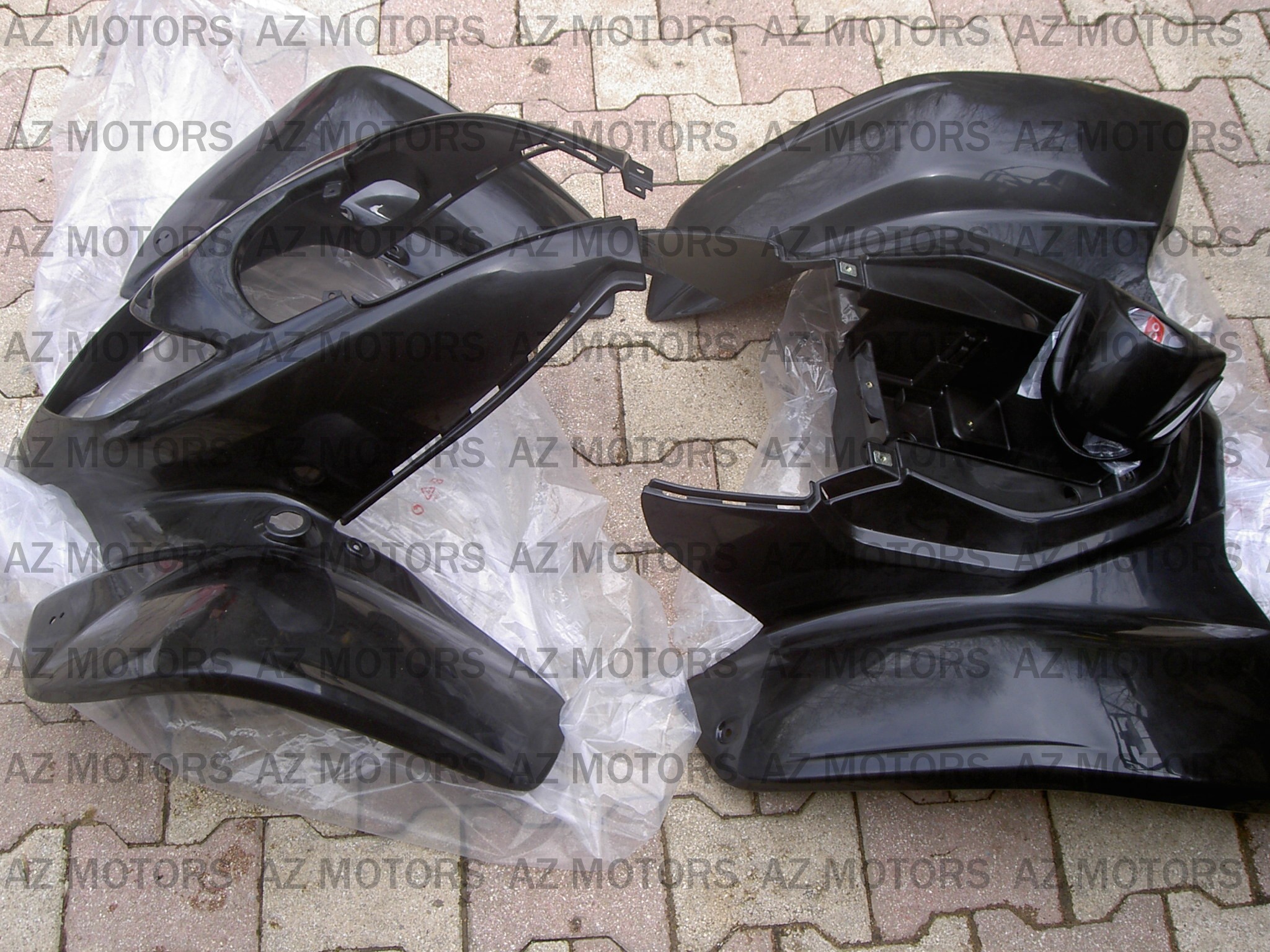 LOT DE CARENAGES KYMCO 250 KXR/MAXXER 
COULEUR Noir
(Sans Stickers) LOT DE CARENAGES KYMCO 250 KRX/MAXXER 
COULEUR Noir (Sans stickers) origine KYMCO 