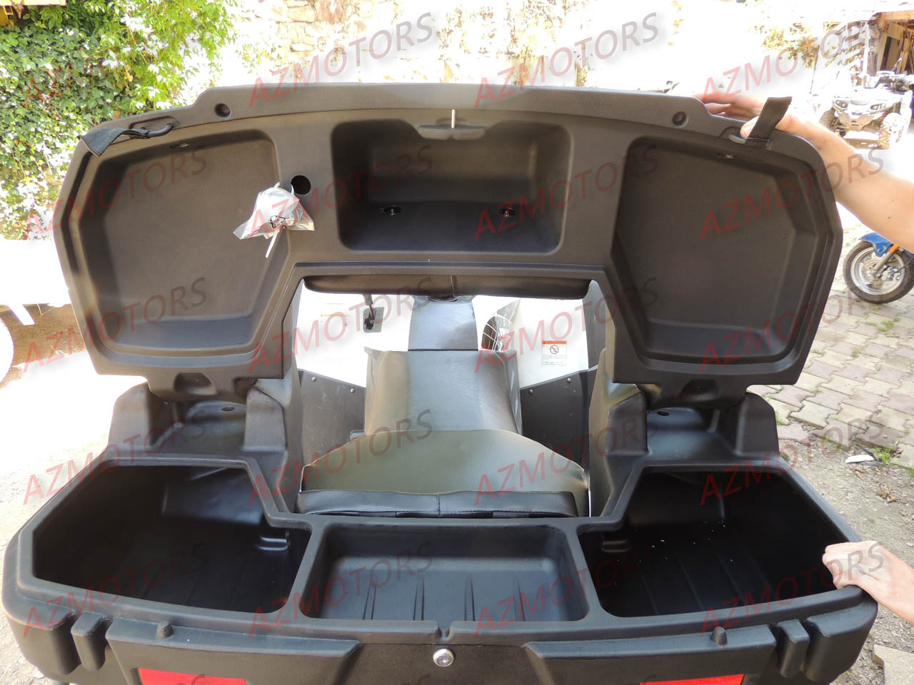 COFFRE AR LUXE AVEC POIGNEE
KYMCO
Dimensions du COFFRE 107 x 65 x 45
Capacité - 75 Litres
poids 10kg COFFRE AR AVEC POIGNEE photo 3 COFFRE AR LUXE AVEC POIGNEE origine KYMCO -DISPO