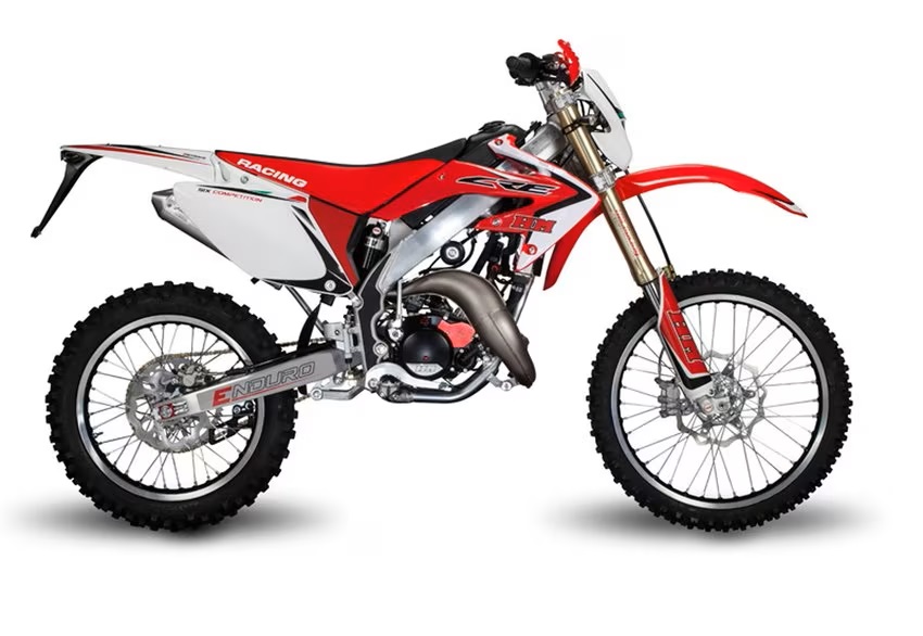 PIECES HM 50 CRE SIX COMPETITION (2013-14) PIECES HM MOTO 50 CRE ENDURO SIX COMPETITION (2013-14)
Cadre Périmétrique ALU,Fourche hydraulique inversée, réglable Paioli ø 41 mm, débattement 260 mm origine VENT -DISPO