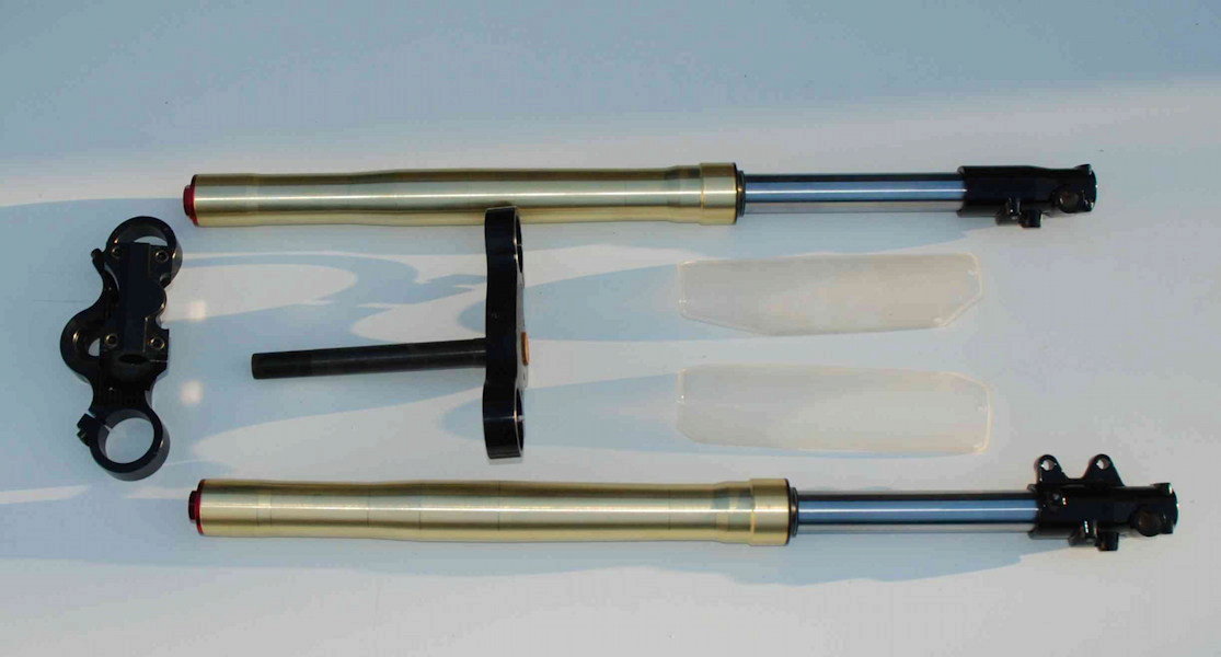 Fourche pour cadre KLX + t + pontet
fourche aluminium inversée longueur 735 mm pour type KLX + tés + axe colonne + pontets reglables