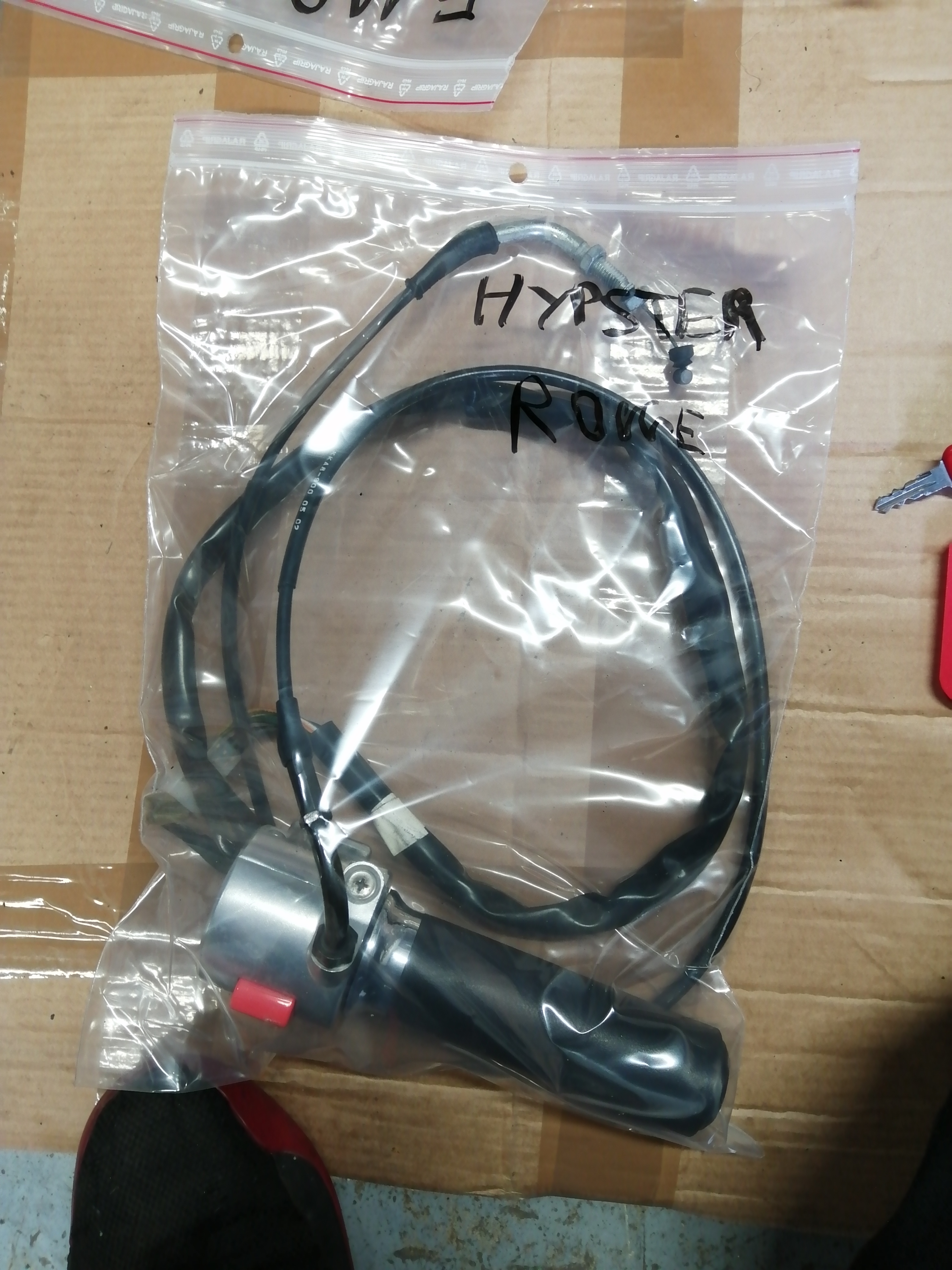 OCCASION - CABLE DE GAZ + POIGNEE DE GAZ HIPSTER 125
 OCCASION - CABLE DE GAZ + POIGNEE DE GAZ HIPSTER 125 origine KYMCO 