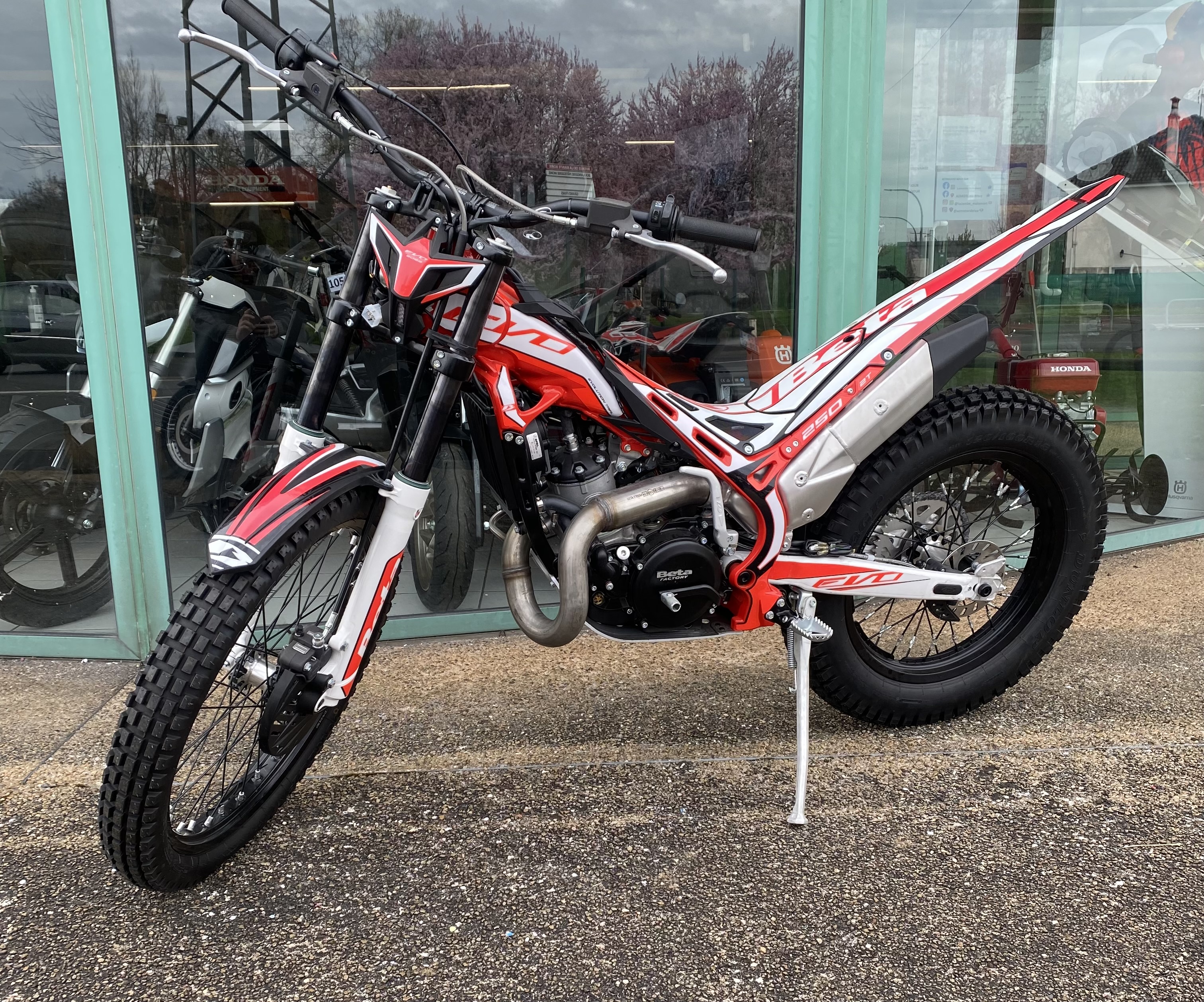 BETA TRIAL EVO 250cc - PROMO - DERNIERE PIECE DISPO! BETA TRIAL EVO 250cc 2T
4990 au lieu de 6890 TTC origine BETA -DISPO