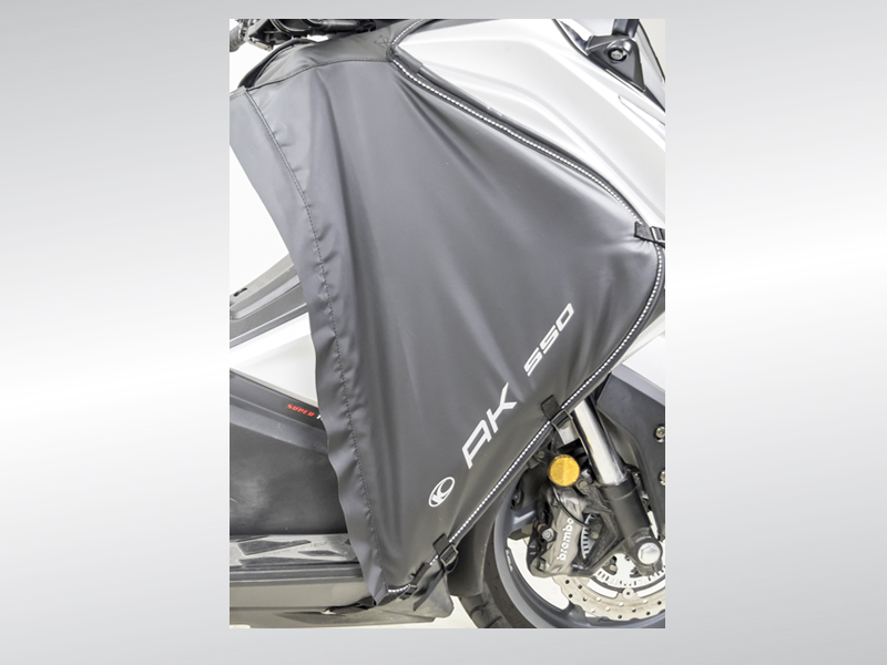 FIN DE SERIE - TABLIER DE PROTECTION ETANCHE DEMONTABLE A ZIP AK 550 KYMCO KA-01-0503-TABLIER DE PROTECTION ETANCHE DEMONTABLE A ZIP AK550 origine KYMCO -DISPO