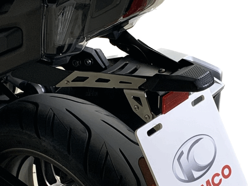 KA-01-0528 -SUPPORT DE PLAQUE  … KA-01-0528 -SUPPORT DE PLAQUE INOX AK 550
Exclusivité Kymco/100% Inox/Conserve l`éclairage d`origine
Ne nécessite aucune transformation origine KYMCO -NSREF