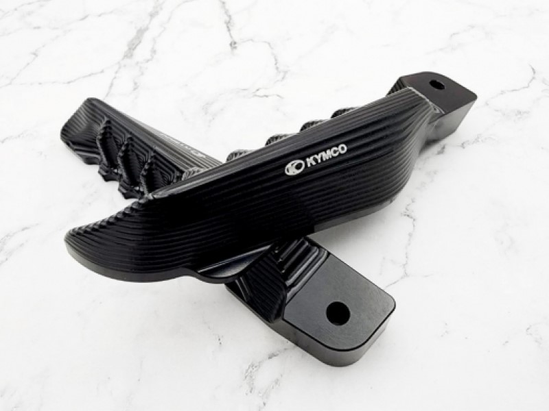 REPOSE-PIEDS PASSAGER ALU NOIR KYMCO REPOSE-PIEDS PASSAGER ALU NOIR AK 550 PREMIUM origine KYMCO -DISPO