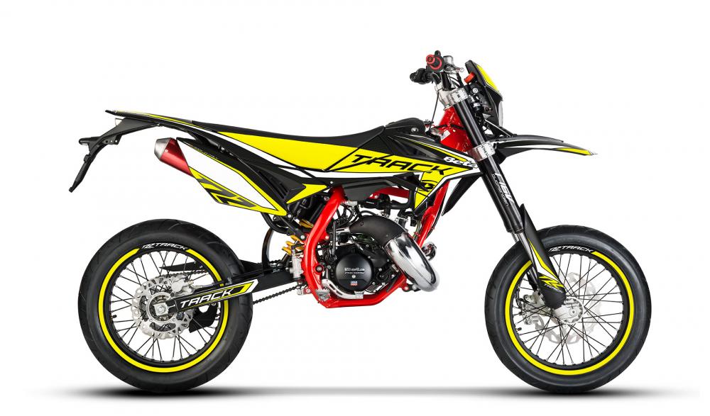 PLASTIQUES - KIT BLACK-FLUO YELLOW RR 2T BETA Set de plastiques noirs et décalcomanies fluo noir/jaune et selle pour RR50 Track et Track R de MY 2015 à MY2020.
Le kit s