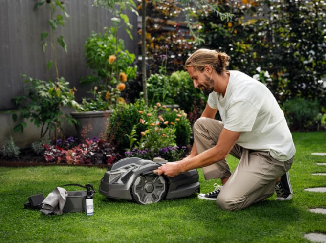 KIT D ENTRETIEN ET DE NETTOYAGE AUTOMOWER KIT D ENTRETIEN ET DE NETTOYAGE HUSQVARNA Husqvarna Kit d entretien et de nettoyage Automower origine HUSQVARNA -DISPO