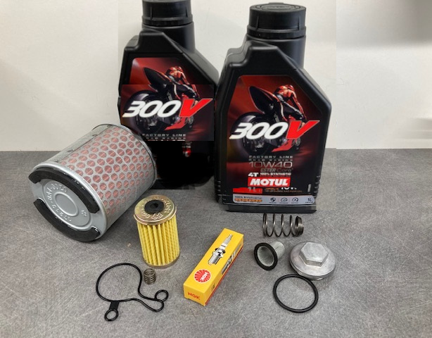 KIT ENTRETIEN MOTEUR ET HUILE MOTUL 300V 4T 10W-40 -(2L) POUR ROADWIN
- FILTRE A AIR (17213-BA4-0000) 
- BOUGIE CR8EH-9
- FILTRE A HUILE (15412-BA1-0000)
- JOINT DE FILTRE A HUILE (11335-BA6-9600)
- RESSORT DU FILTRE A HUILE(15414-BA6-9600)
- BOUCHON DE VIDANGE + JOINT (1236A-BA6-0000)
- RESSORT DE CREPINE(15426-BA6-0001)
- FILTRE A CREPINE (15421-BA6-0001)