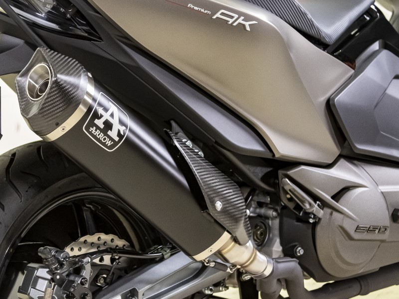 SILENCIEUX ARROW EURO 5 ALU NOIR EMBOUT CARBONE AK550 KYMCO SILENCIEUX ARROW EURO 5 ALU NOIR EMBOUT CARBONE AK550 origine KYMCO -DISPO