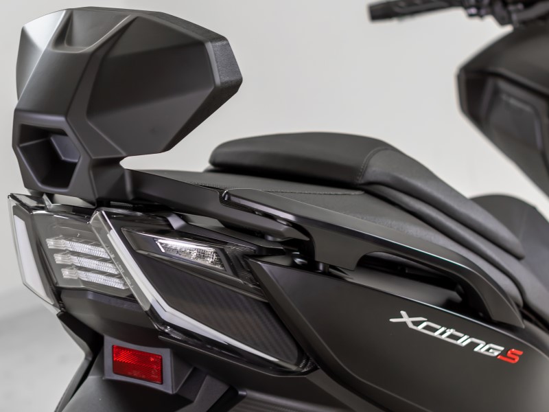 DOSSERET PASSAGER NOIR ALU MOULE X-CITING VS 400  KYMCO KA-01-0624-DOSSERET PASSAGER NOIR ALU MOULE KYMCO X-CITING S 400 origine KYMCO -DISPO