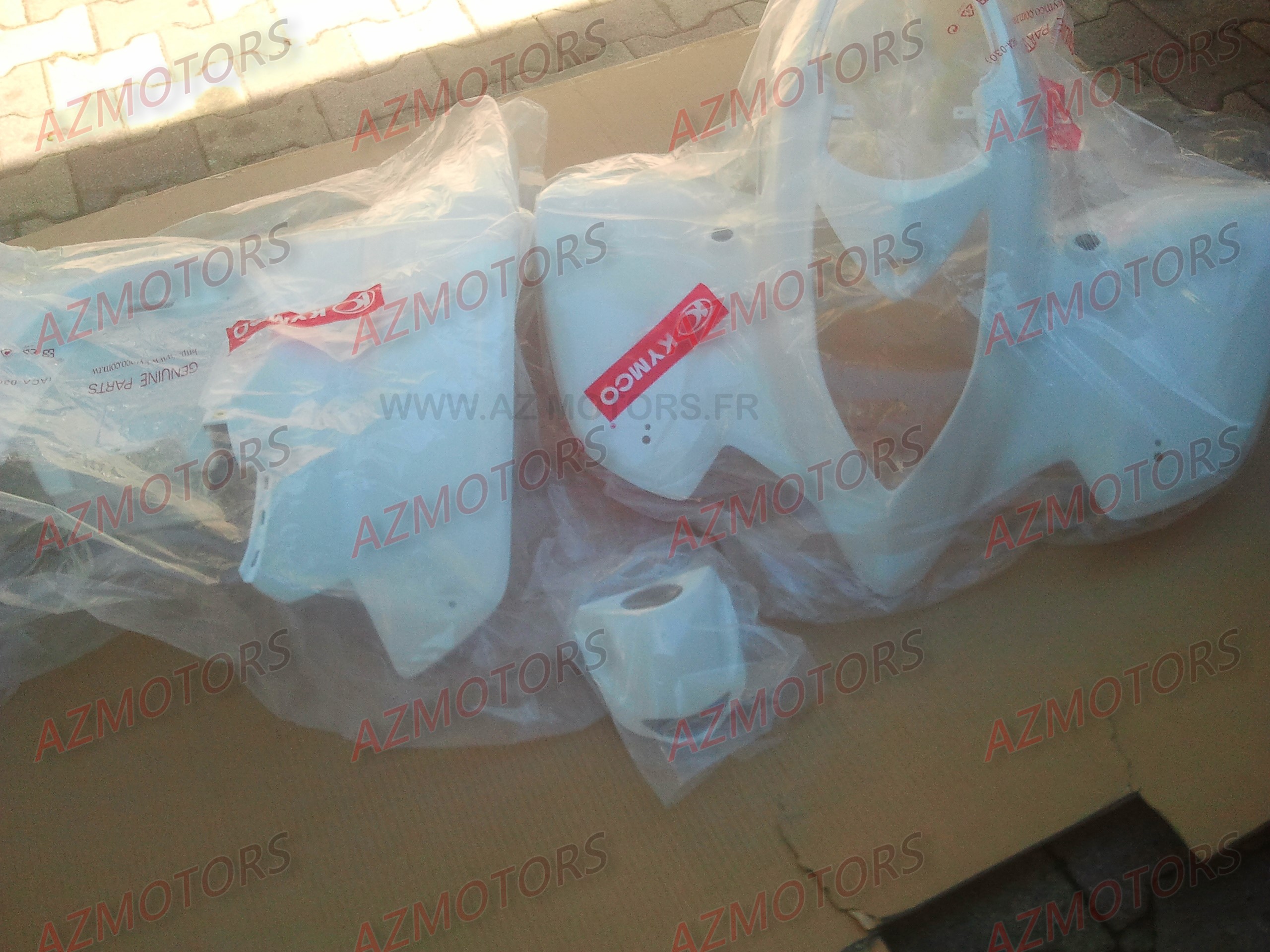 LOT DE CARENAGES 300 MAXXER KYMCO BLANC (Sans Stickers) LOT DE CARENAGES 300 MAXXER KYMCO BLANC (Sans Stickers) origine KYMCO 