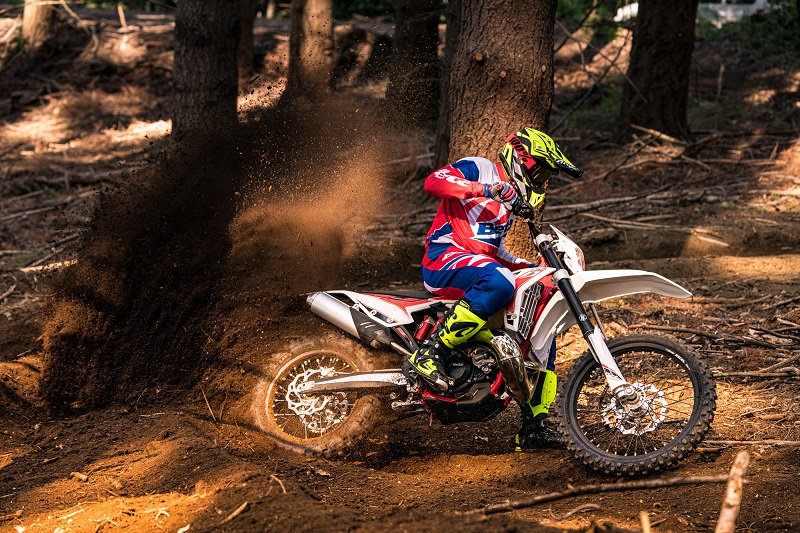 Retrouvez tous les Accessoires Origine pour les Nouvelle BETA RR 2T 300/250 (2020) pour plus de Loisirs ,Plus de Fun !
